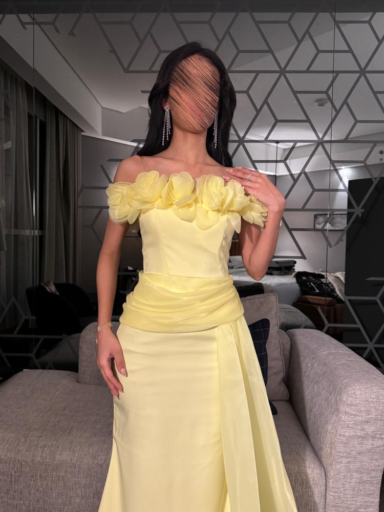 فستان لون اصفر بتصميم انسيابي ناعم يعكس روعة اللون ويضيف حضورا لافتا ف