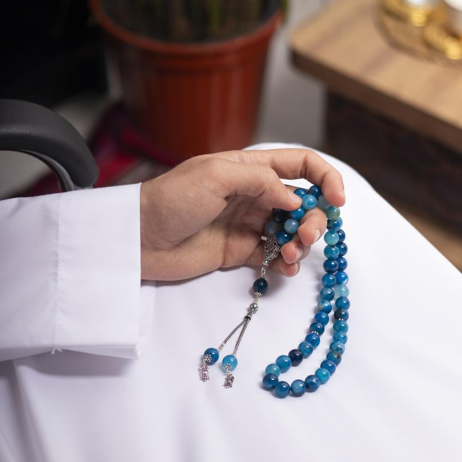 سبحة عقيق أزرق مع شبكة فضة