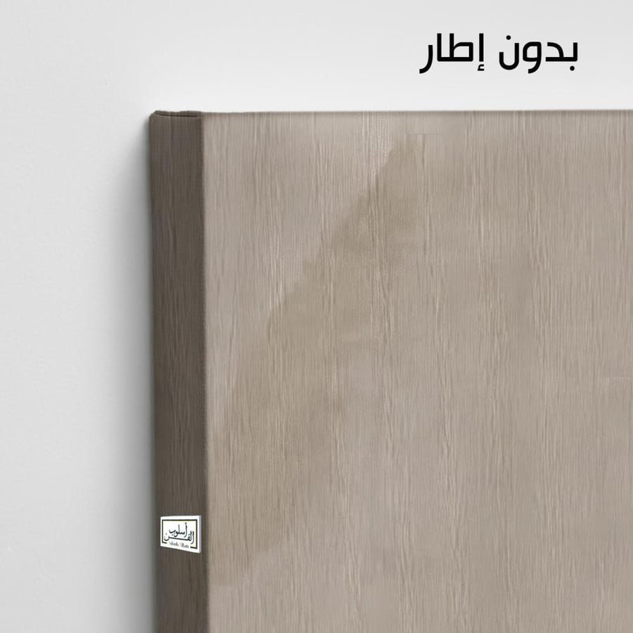 A1139 - لوحة جدارية تجريدية رأسية هادئة بتدرجات لونية رمادية وبيج يفصل بينها خط أبيض عرضي بارز