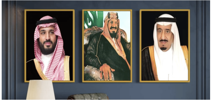 ثلاث لوحات المقاس 60 في 90 ايطار ذهبي