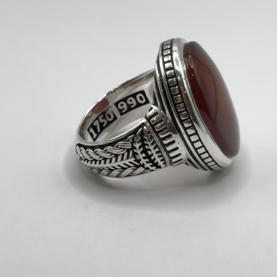 Royal silver ring with Yemeni agate, saffron-dyed, luxurious craftsmanship, knowledgeable maker