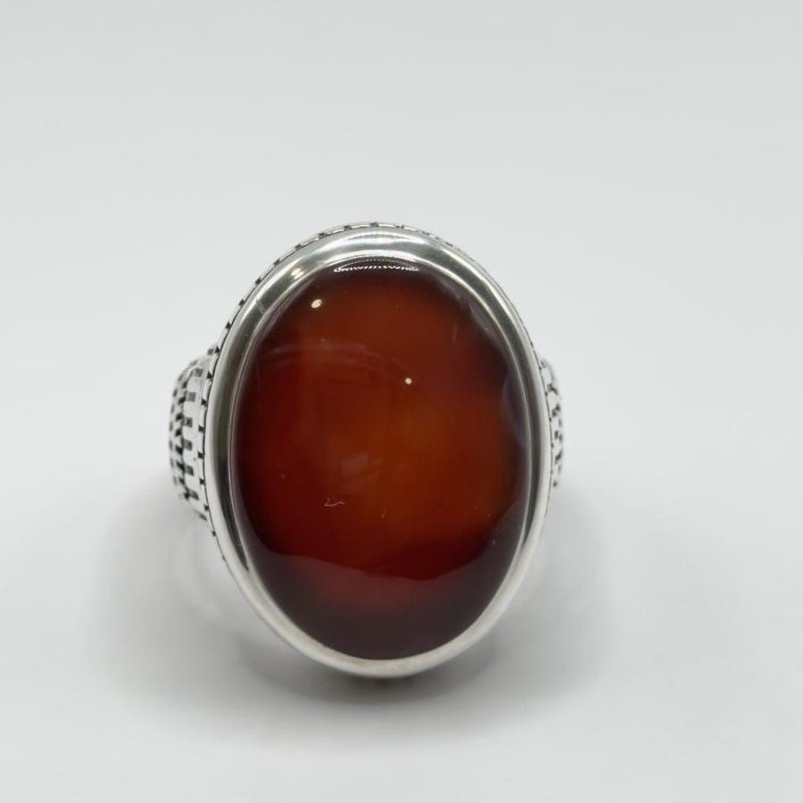 Royal silver ring with Yemeni agate, saffron-dyed, luxurious craftsmanship, knowledgeable maker