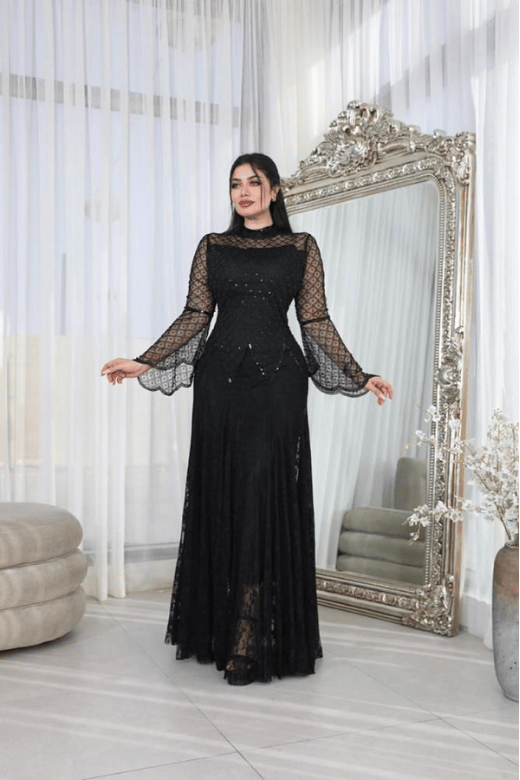 فستان سهرة طويل باللون الأسود يجمع بين الدانتيل والتطريز اليدوي بالخرز