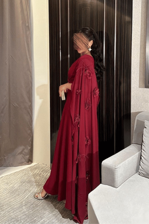 فستان سهرة أحمر بقصة V وأكمام واسعة مزينة بالورد