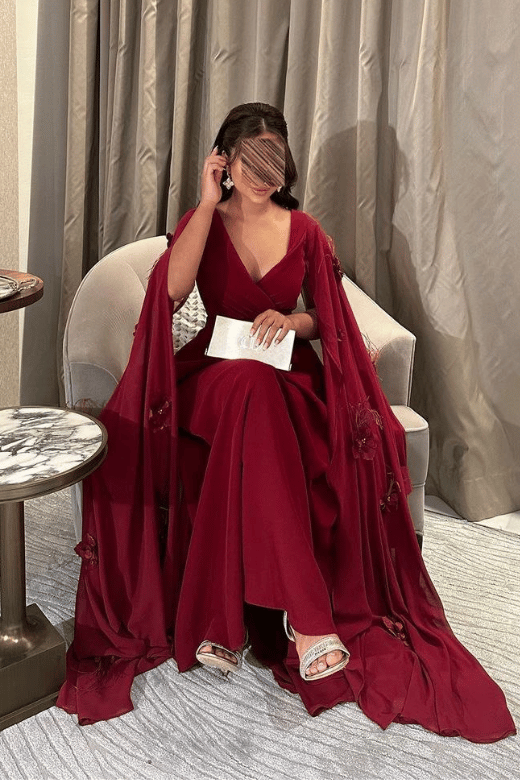 فستان سهرة أحمر بقصة V وأكمام واسعة مزينة بالورد