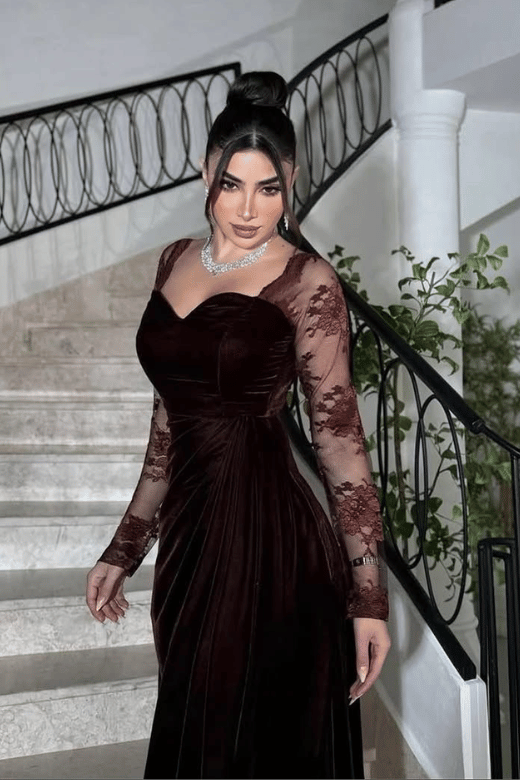 فستان مخمل عنابي فاخر بتصميم درابيه عند الخصر  وأكمام دانتيل