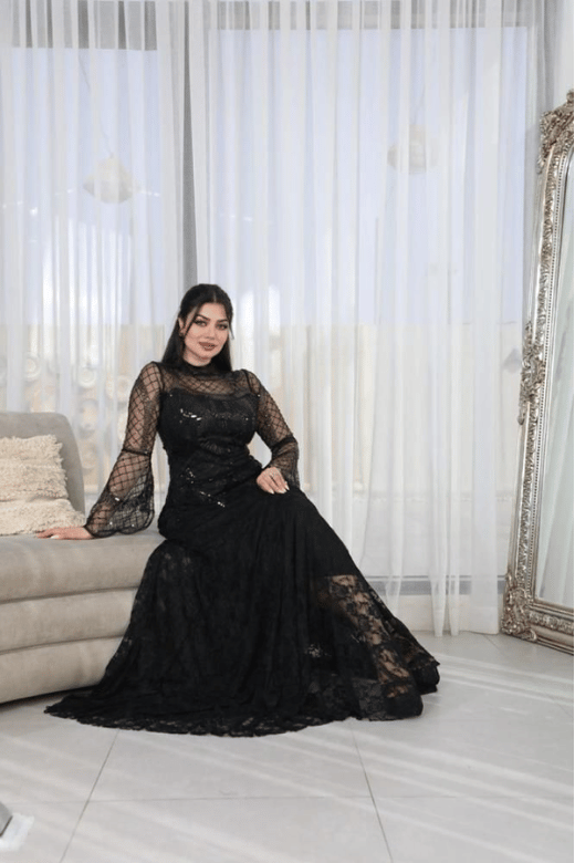 فستان سهرة طويل باللون الأسود يجمع بين الدانتيل والتطريز اليدوي بالخرز