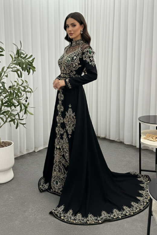 طقم سهرة أسود مكون من بلوزة وتنورة بتطريز يدوي