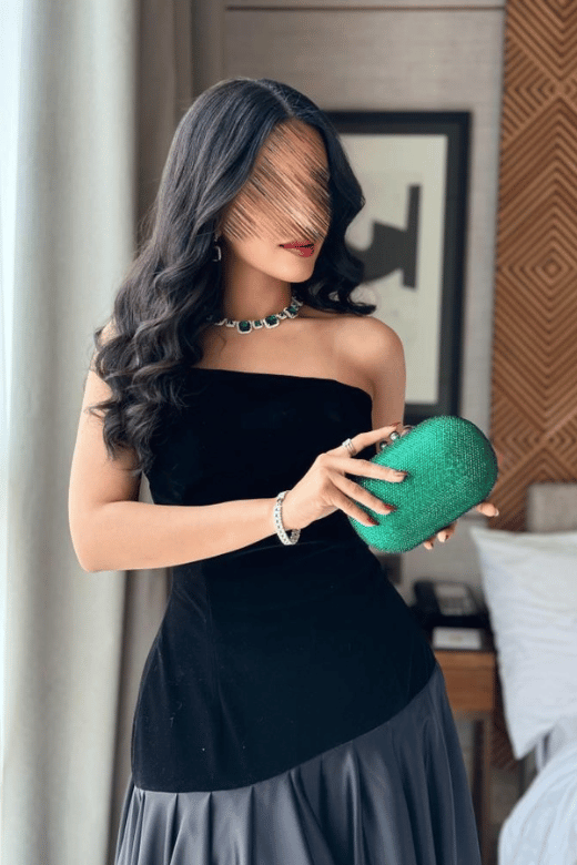 فستان جوخ أسود طويل بكتف واحد وتنورة تفتا
