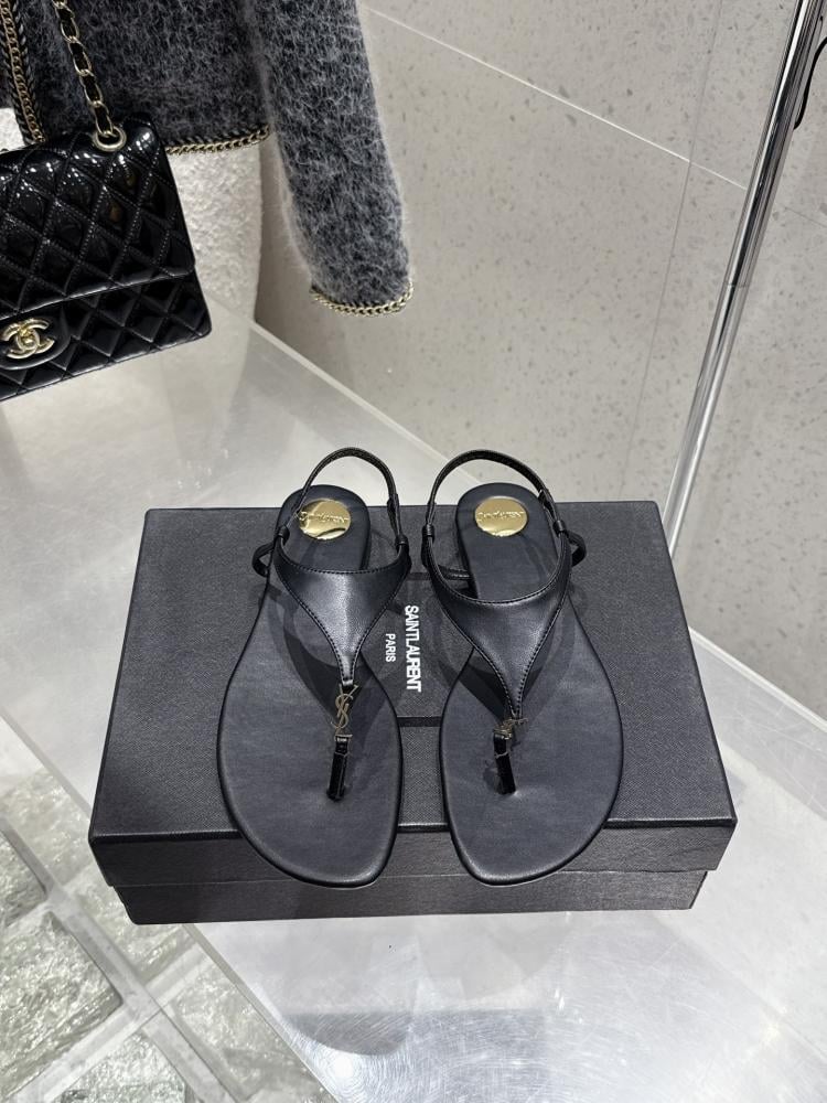 سان لوران صندل أسود مع شعار ysl ذهبي