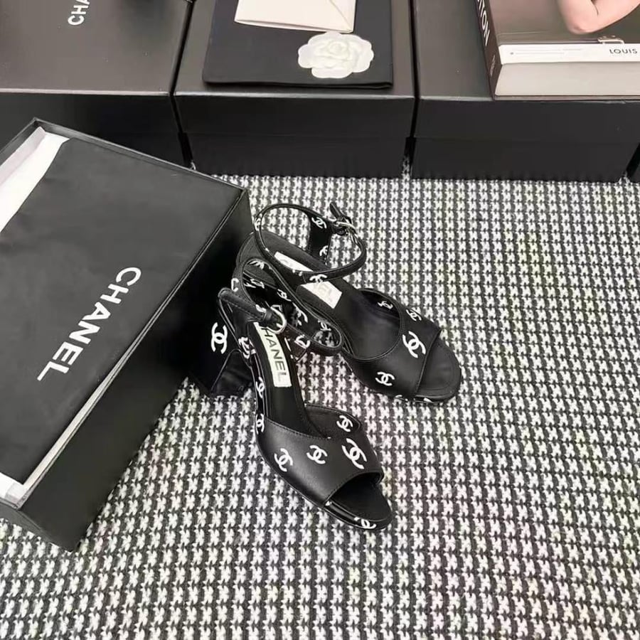 صندل شانيل أسود بطبعة شعار CC بكعب بلوك