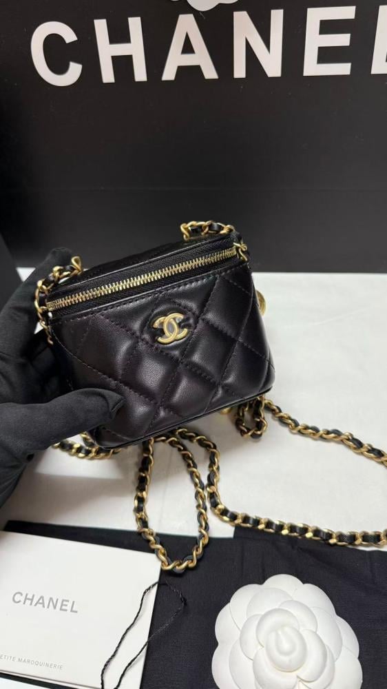 شنطة شانيل سمول فانيتي كيس من اللامبسكين المبطن — أسود ذهبي