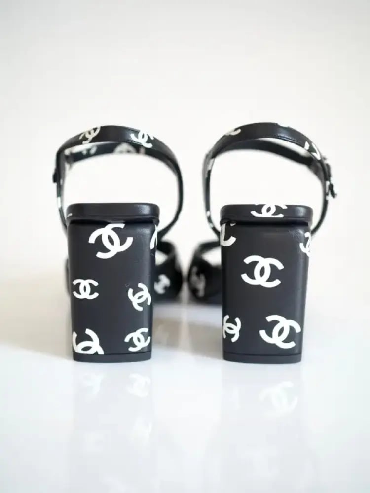صندل شانيل أسود بطبعة شعار CC بكعب بلوك