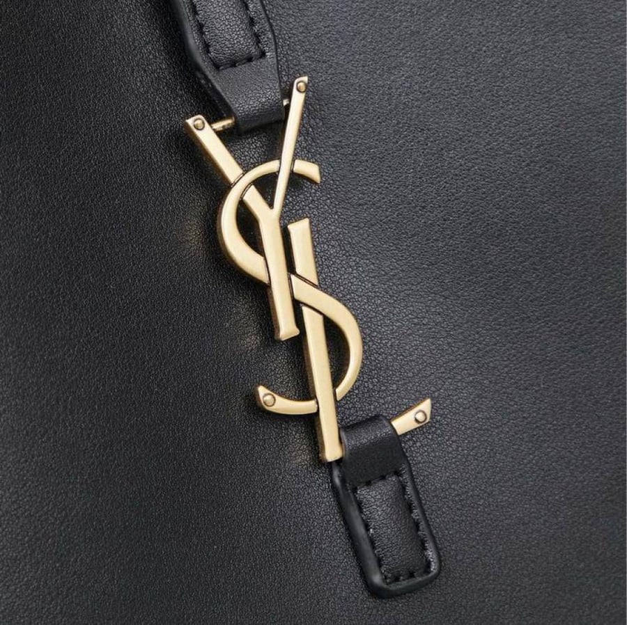 حقيبة سان لوران Le 5 à 7 جلد العجل الأملس - الأسود - شعار YSL