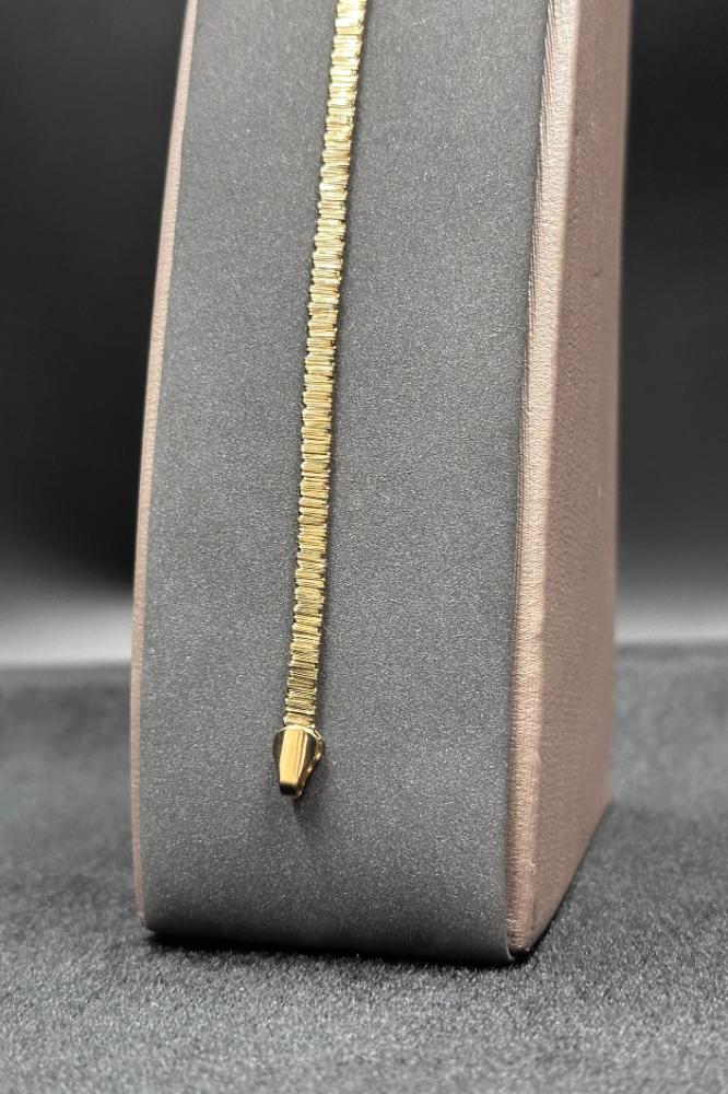 اسوارة ذهب ناعمه عيار 18 بتصميم رقيق يملي العين