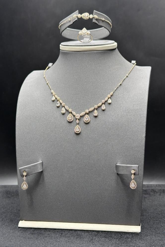 18K gold set with delicate diamond-inspired design, 9.5 grams