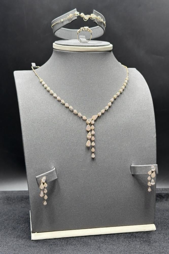 gold set 18K elegant baguette style, 11.4 grams