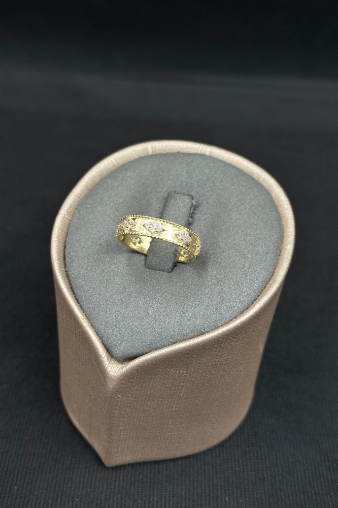 18K Gold Ring Diamond Design Weight 1.7 grams