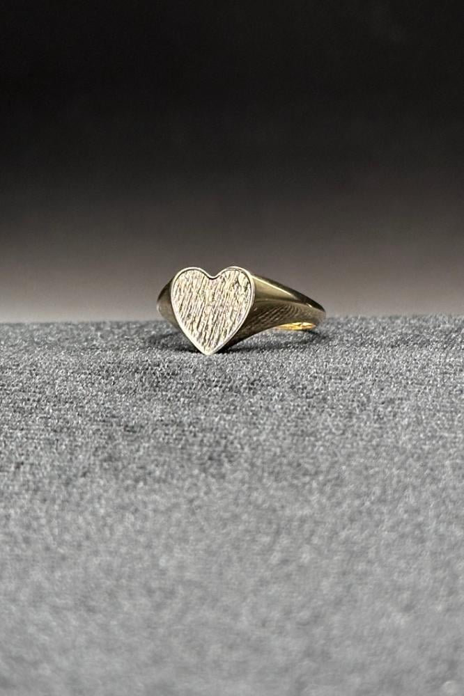 Gold ring for women 18k with a refined design 1.8-1.9 g