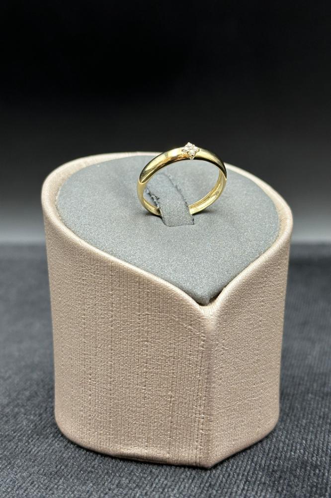 Flower gold ring with diamond design 18K Weight: 0.9 to 1 gram