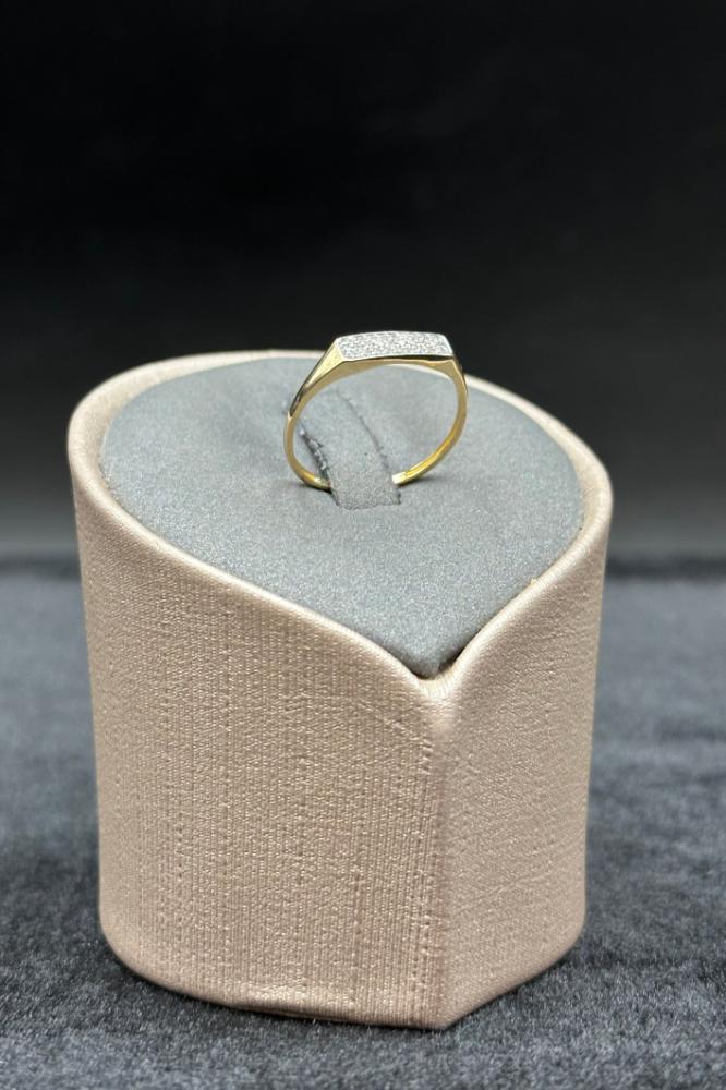 18K Gold Rectangular Ring – Diamond Design, Weight: 0.9 to 1 g