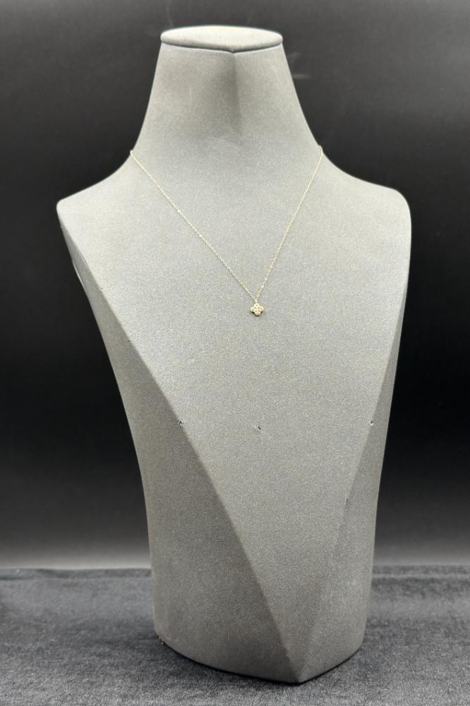 Gold flower necklace, diamond design, 18K, weight 0.3 grams