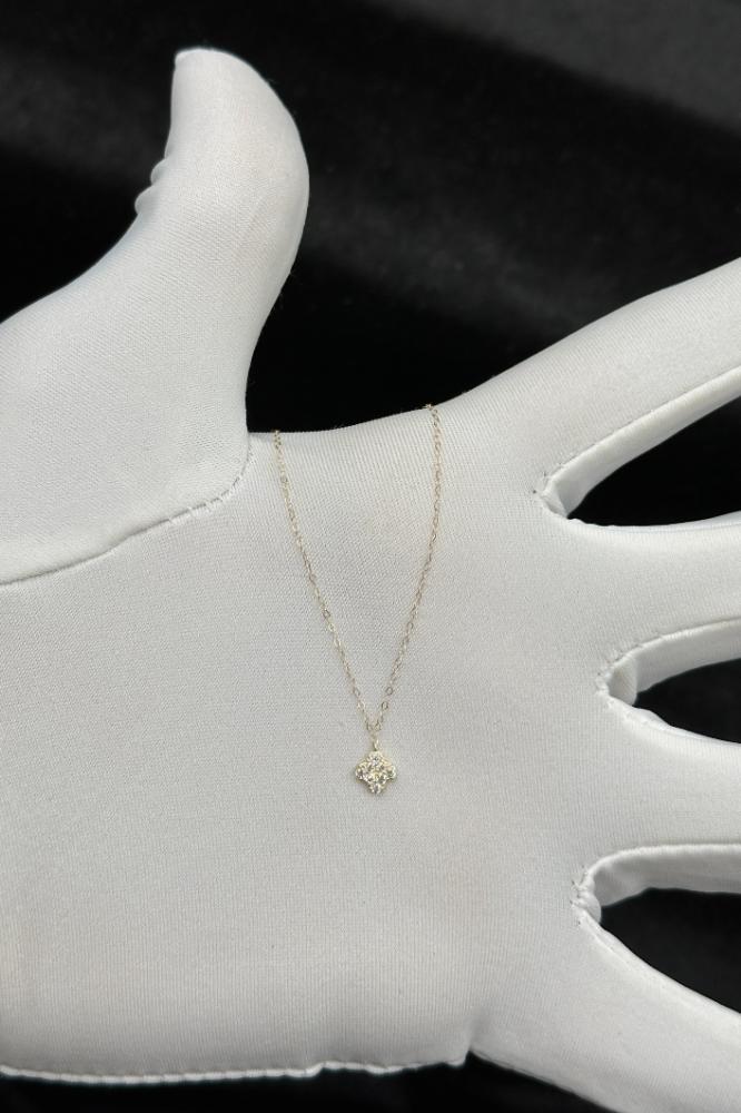 Gold flower necklace, diamond design, 18K, weight 0.3 grams