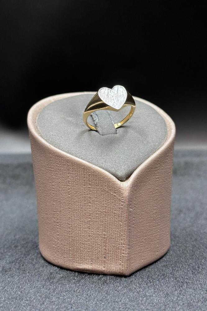 Gold ring for women 18k with a refined design 1.8-1.9 g