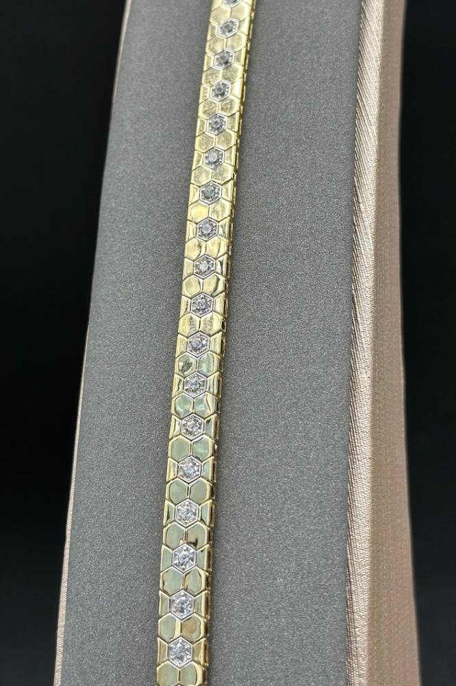 Honeycomb bracelet Diamond design gold 18K Weight: 11 – 11.1 g