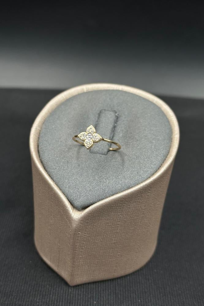 18K Gold Flower Ring with Diamond Design Weight: 0.7 – 0.8 g