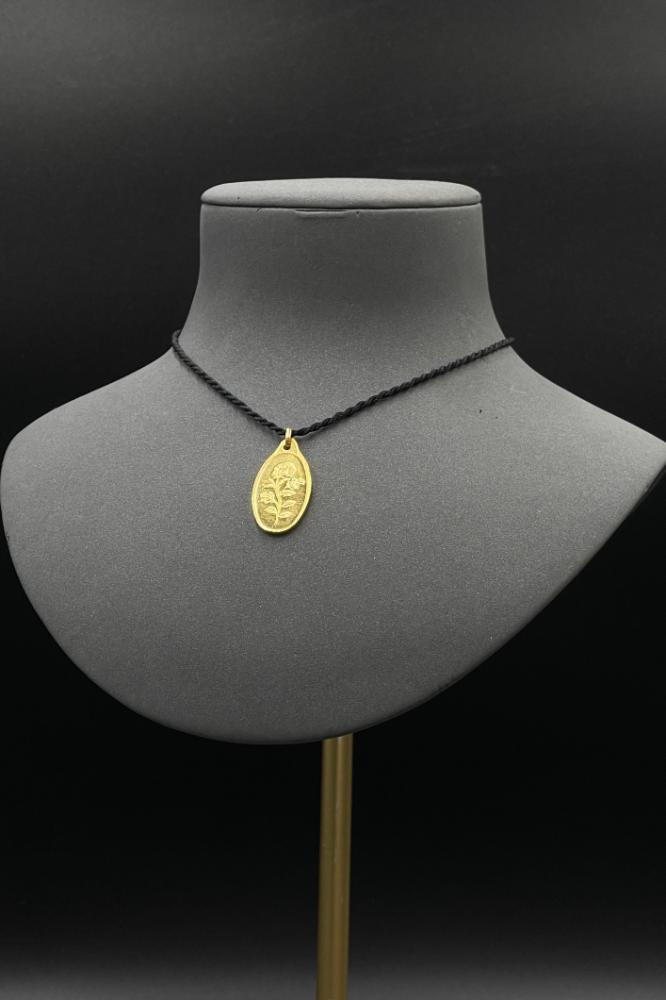 سبيكة ذهب عيار 24 صافي بيضاوية بنقوش وردة انيقة بوزن 10 جرام