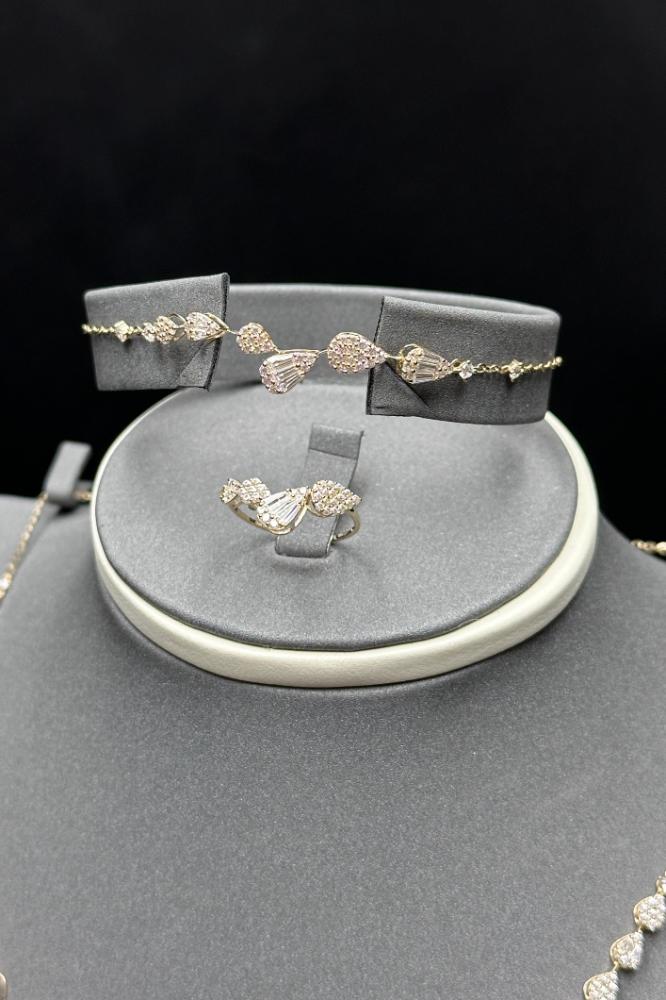 gold set 18K for women, modern baguette design, 11.4 grams