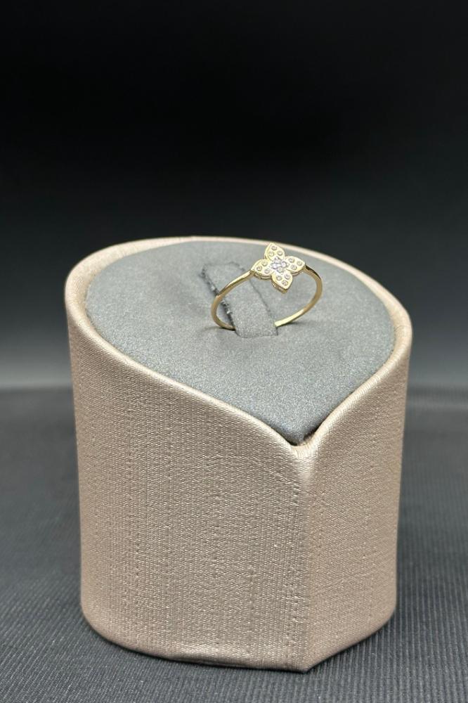 18K Gold Flower Ring with Diamond Design Weight: 0.7 – 0.8 g