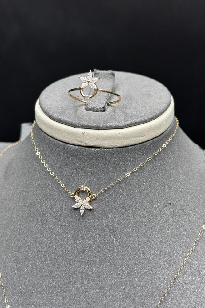gold set 18K delicate flower design, 2.5 grams