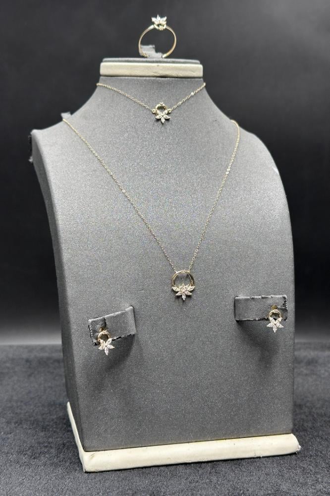 gold set 18K floral style, diamond-inspired look, 2.5 grams
