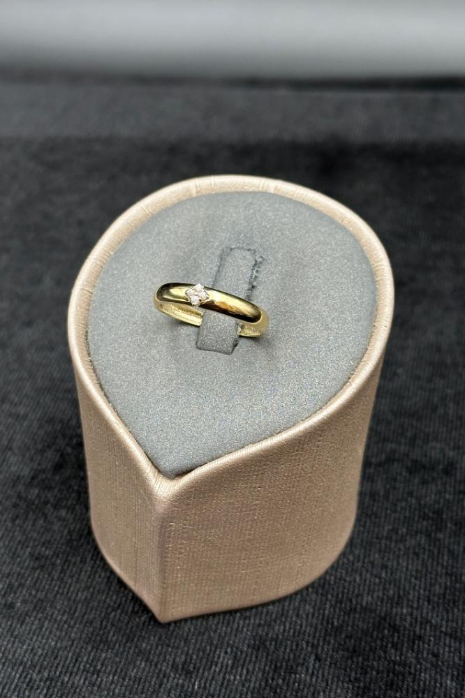 Flower gold ring with diamond design 18K Weight: 0.9 to 1 gram
