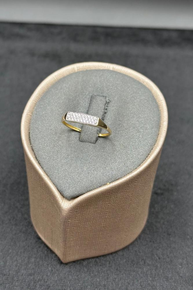 18K Gold Rectangular Ring – Diamond Design, Weight: 0.9 to 1 g