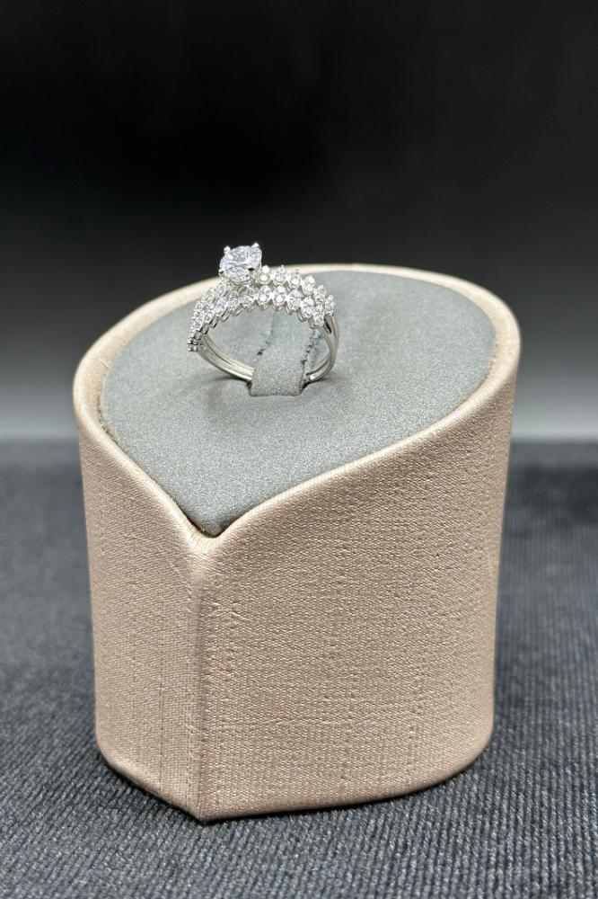 White Gold Twins Band with Solitaire Stone – 18 Karat – Weight: 1.7 grams