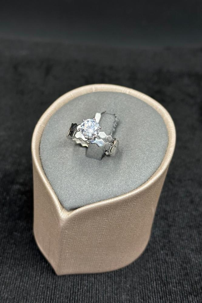 18K White Gold Twins Honeycomb Ring with Solitaire Stone Weight from 3.3 to 3.5 grams