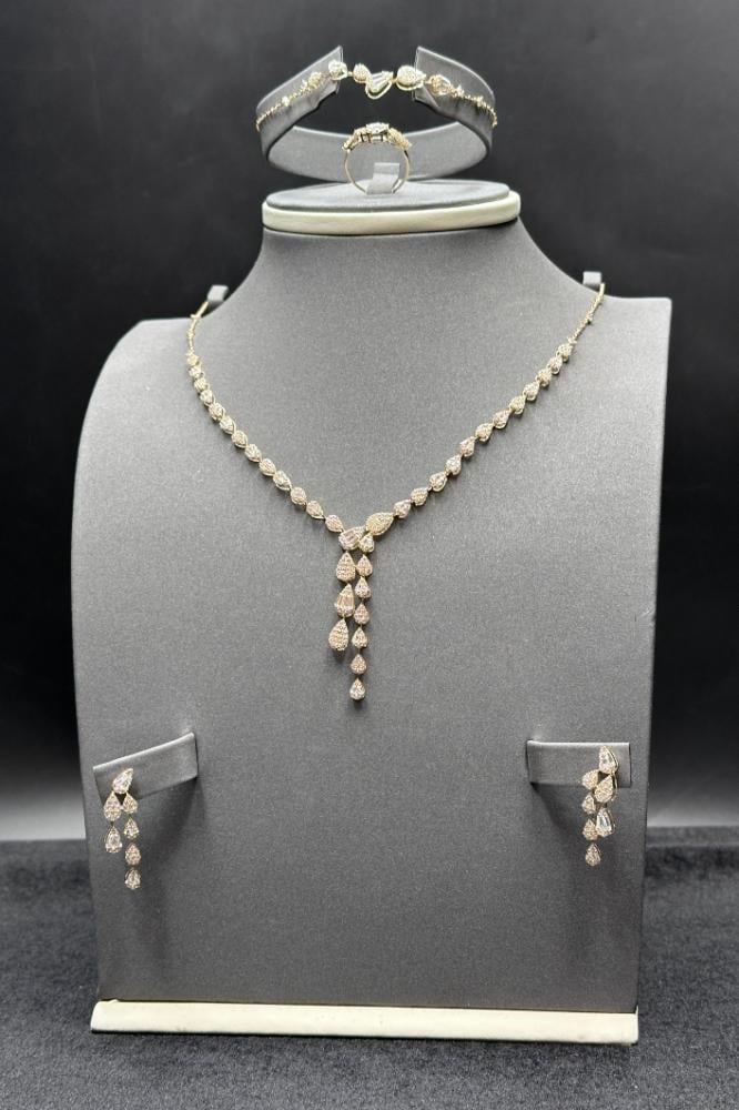 18K gold set with baguette diamond-inspired design, 11.4 grams