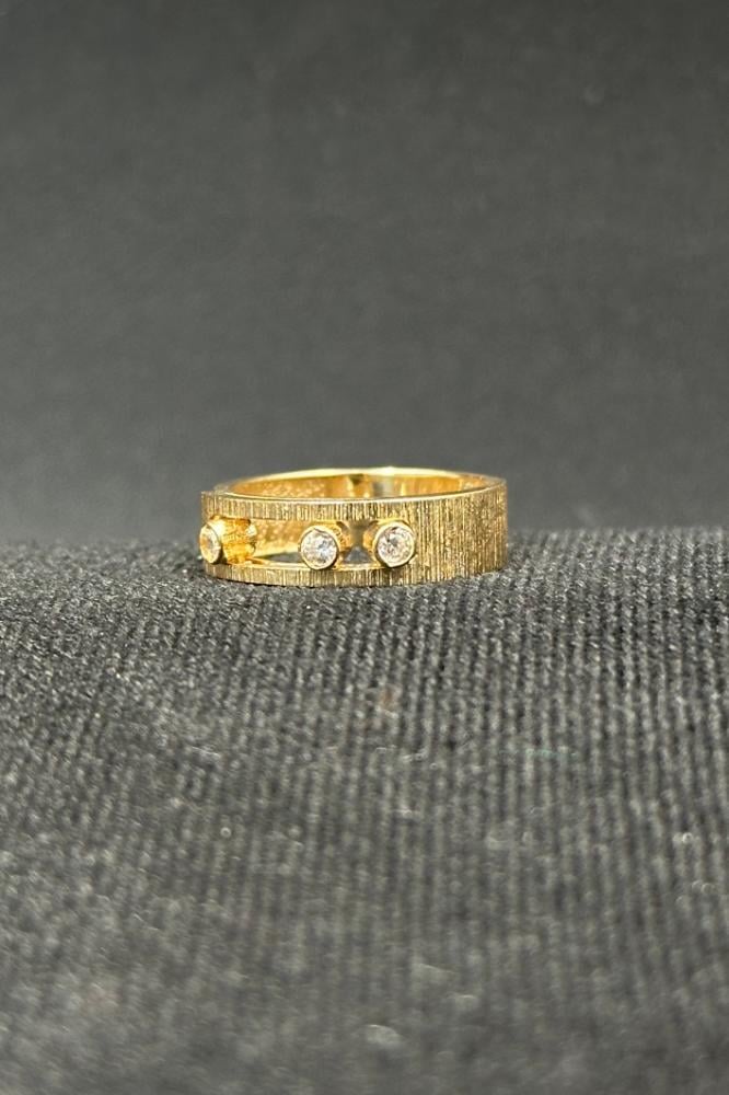18K – Rectangular Gold Band, Diamond Design – Weight: 4.1 to 4.3 g