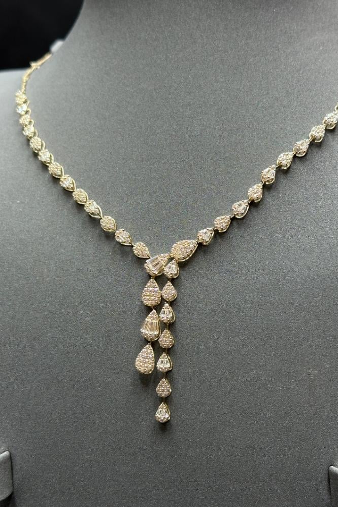 gold set 18K close-up with baguette details, 11.4 grams