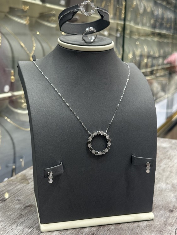طقم ذهب ابيض تصميم الماسي باعلي جودة وافضل تصميم