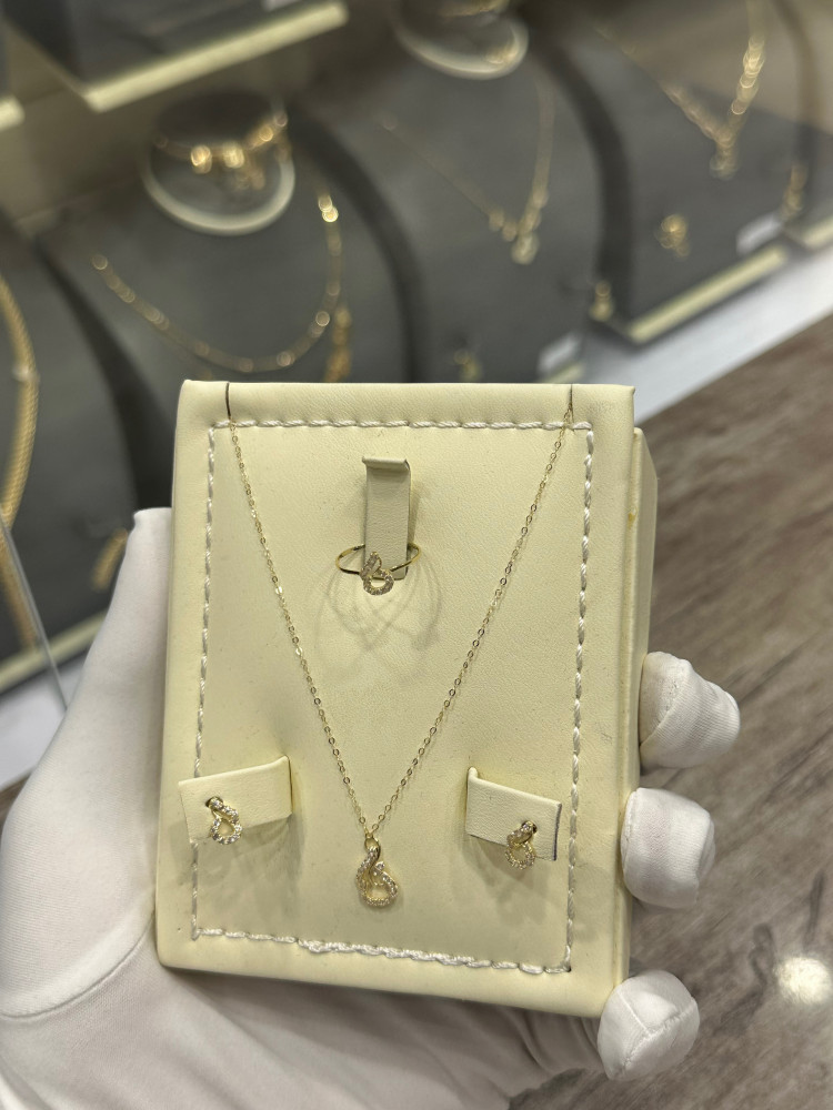 مجوهرات ذهبيه