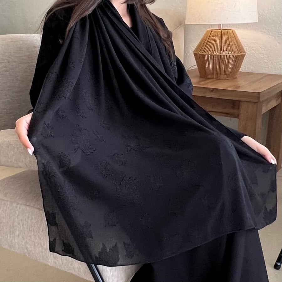 طرحة أسود ثلجي