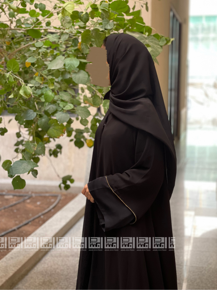 عباية كلوش سوداء مع خطوط ذهبية 1140