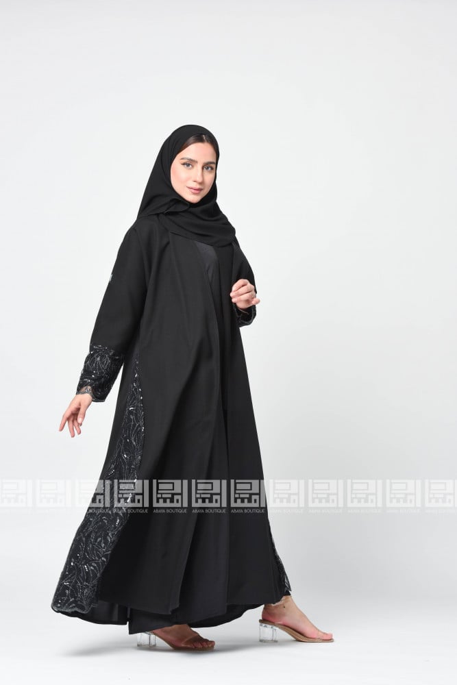 عباية سوداء مزينة بالتول 1275