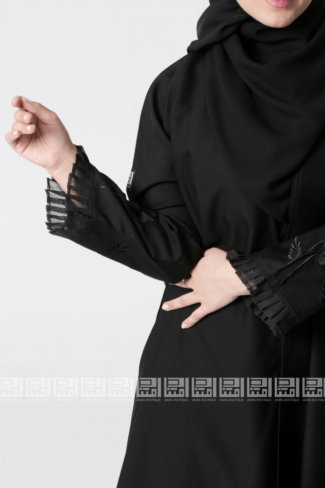 عباية الهَنَاء سوداء بتطريز مميز باللون الأسود1281