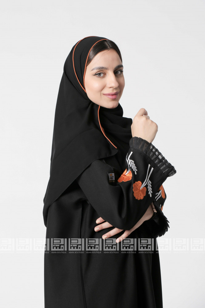 عباية  الهَنَاء سوداء بتطريز مميز باللون المشمشي 1280