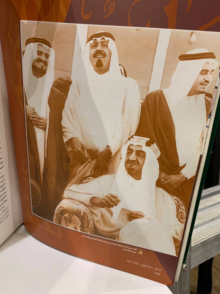 ملك نحبه   تقديم صاحب السمو الملكي   الأمير سلطان بن عبدالعزيز آل سعود  ولي العهد ونائب رئيس مجلس الوزراء ووزير الدفاع والطيران والمفتش العام   2007 م - 737 صفحة   المقاس 24*32 سم ورق ملون مصقول طباعة فاخرة جداً  كعب الغلاف السفلي متأثر كما بالصورة